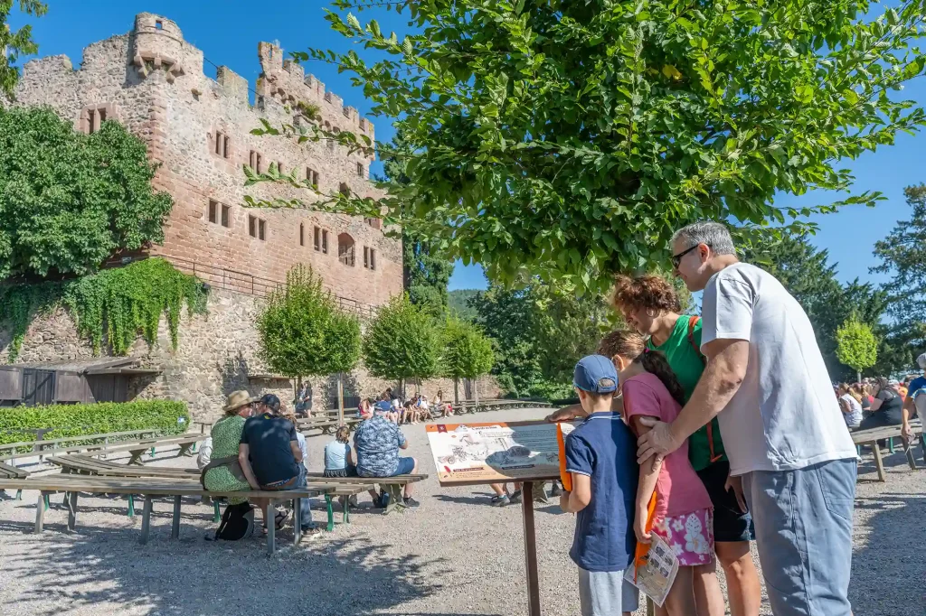 Famille en promenade à travers la Volerie des Aigles